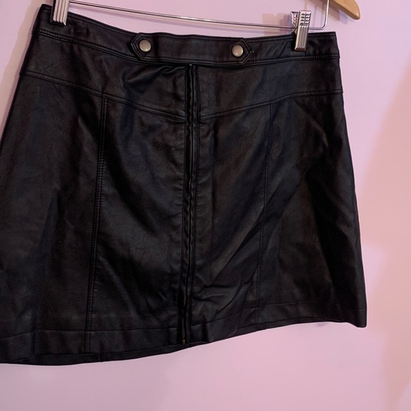 Black Vegan Leather Skirt - A&F - 6 - Picture 2 of 7